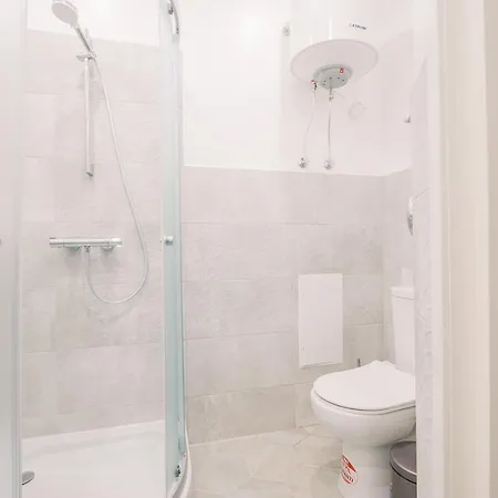 Gertrudes In Light-filled In Lägenhet